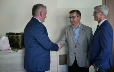 Dyrektorzy szk&oacute;ł w Gminie Sanok podziękowali W&oacute;jt Annie Hałas za lata wsp&oacute;łpracy 5