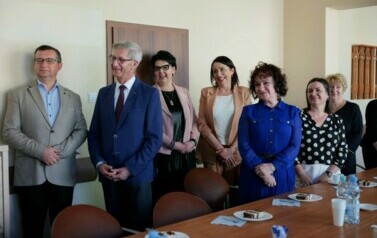 Dyrektorzy szk&oacute;ł w Gminie Sanok podziękowali W&oacute;jt Annie Hałas za lata wsp&oacute;łpracy 8