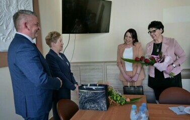 Dyrektorzy szk&oacute;ł w Gminie Sanok podziękowali W&oacute;jt Annie Hałas za lata wsp&oacute;łpracy 10