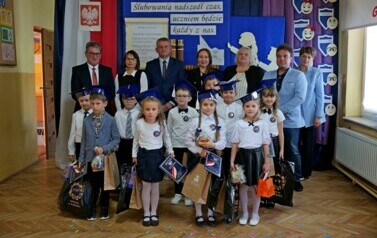 Pierwszoklasiści oficjalnie przyjęci do grona uczni&oacute;w Szkoły Podstawowej w Pakosz&oacute;wce 2