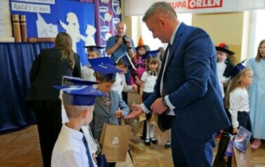 Pierwszoklasiści oficjalnie przyjęci do grona uczni&oacute;w Szkoły Podstawowej w Pakosz&oacute;wce 4
