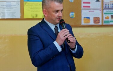 Pierwszoklasiści oficjalnie przyjęci do grona uczni&oacute;w Szkoły Podstawowej w Pakosz&oacute;wce 10