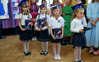 Pierwszoklasiści oficjalnie przyjęci do grona uczni&oacute;w Szkoły Podstawowej w Pakosz&oacute;wce 11
