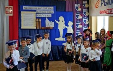Pierwszoklasiści oficjalnie przyjęci do grona uczni&oacute;w Szkoły Podstawowej w Pakosz&oacute;wce 12