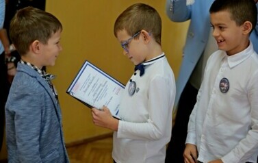 Pierwszoklasiści oficjalnie przyjęci do grona uczni&oacute;w Szkoły Podstawowej w Pakosz&oacute;wce 14