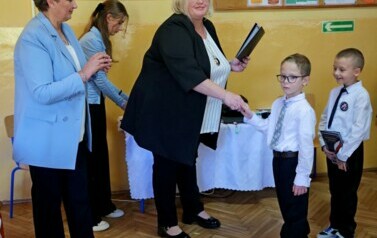 Pierwszoklasiści oficjalnie przyjęci do grona uczni&oacute;w Szkoły Podstawowej w Pakosz&oacute;wce 15