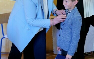 Pierwszoklasiści oficjalnie przyjęci do grona uczni&oacute;w Szkoły Podstawowej w Pakosz&oacute;wce 16
