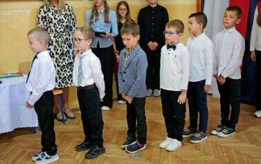 Pierwszoklasiści oficjalnie przyjęci do grona uczni&oacute;w Szkoły Podstawowej w Pakosz&oacute;wce 23