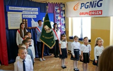 Pierwszoklasiści oficjalnie przyjęci do grona uczni&oacute;w Szkoły Podstawowej w Pakosz&oacute;wce 24