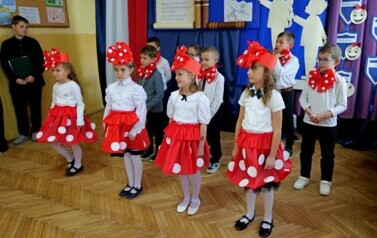 Pierwszoklasiści oficjalnie przyjęci do grona uczni&oacute;w Szkoły Podstawowej w Pakosz&oacute;wce 29