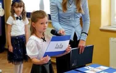 Pierwszoklasiści oficjalnie przyjęci do grona uczni&oacute;w Szkoły Podstawowej w Pakosz&oacute;wce 34