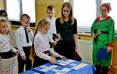 Pierwszoklasiści oficjalnie przyjęci do grona uczni&oacute;w Szkoły Podstawowej w Pakosz&oacute;wce 35