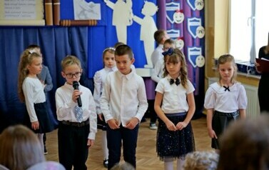Pierwszoklasiści oficjalnie przyjęci do grona uczni&oacute;w Szkoły Podstawowej w Pakosz&oacute;wce 41