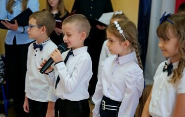Pierwszoklasiści oficjalnie przyjęci do grona uczni&oacute;w Szkoły Podstawowej w Pakosz&oacute;wce 47