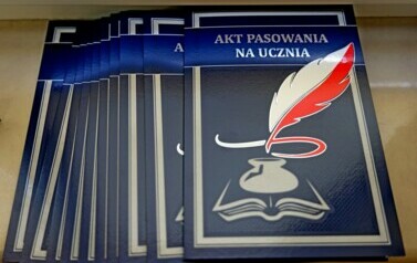 Pierwszoklasiści oficjalnie przyjęci do grona uczni&oacute;w Szkoły Podstawowej w Pakosz&oacute;wce 49