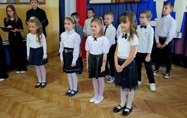 Pierwszoklasiści oficjalnie przyjęci do grona uczni&oacute;w Szkoły Podstawowej w Pakosz&oacute;wce 50