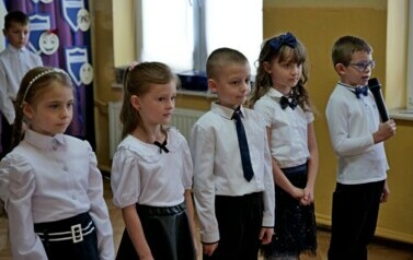 Pierwszoklasiści oficjalnie przyjęci do grona uczni&oacute;w Szkoły Podstawowej w Pakosz&oacute;wce 51
