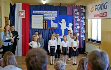 Pierwszoklasiści oficjalnie przyjęci do grona uczni&oacute;w Szkoły Podstawowej w Pakosz&oacute;wce 52