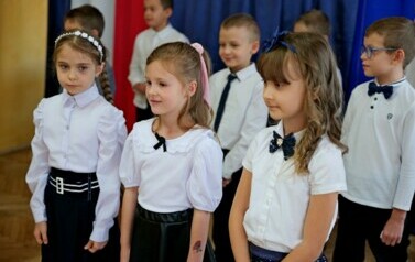 Pierwszoklasiści oficjalnie przyjęci do grona uczni&oacute;w Szkoły Podstawowej w Pakosz&oacute;wce 55