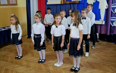 Pierwszoklasiści oficjalnie przyjęci do grona uczni&oacute;w Szkoły Podstawowej w Pakosz&oacute;wce 57