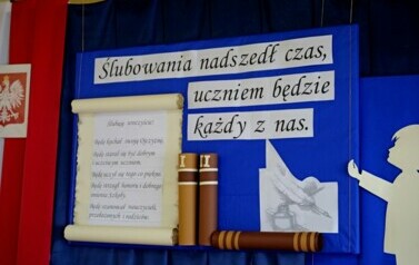 Pierwszoklasiści oficjalnie przyjęci do grona uczni&oacute;w Szkoły Podstawowej w Pakosz&oacute;wce 59