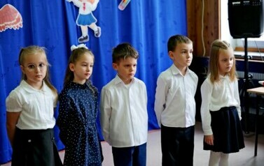 Pierwszy krok w szkolnej podr&oacute;ży &ndash; Pasowanie na ucznia w Szkole Podstawowej w Trepczy 20