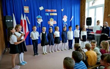 Pierwszy krok w szkolnej podr&oacute;ży &ndash; Pasowanie na ucznia w Szkole Podstawowej w Trepczy 21