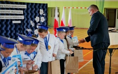 Uroczyste pasowanie na ucznia w Szkole Podstawowej w Strachocinie &ndash; początek szkolnej przygody 13