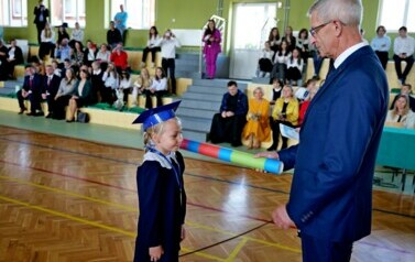 Uroczyste pasowanie na ucznia w Szkole Podstawowej w Strachocinie &ndash; początek szkolnej przygody 25