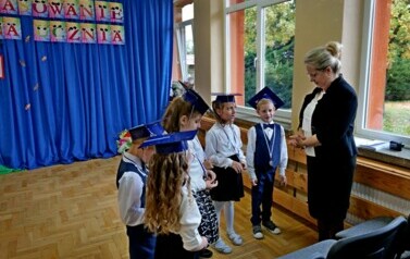 Pasowanie na ucznia w Srogowie G&oacute;rnym &ndash; wyjątkowy dzień w życiu pierwszoklasist&oacute;w 16