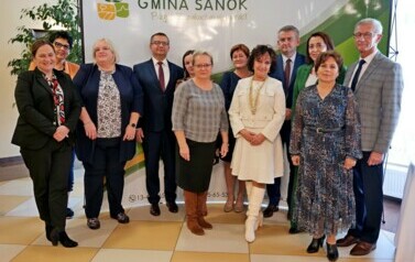 Nagrody W&oacute;jta Gminy Sanok z&nbsp;okazji Dnia Edukacji Narodowej 2024 wręczone 2