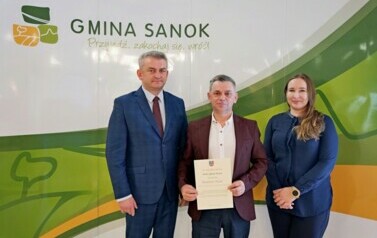 Nagrody W&oacute;jta Gminy Sanok z&nbsp;okazji Dnia Edukacji Narodowej 2024 wręczone 9