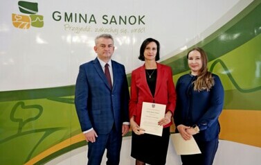 Nagrody W&oacute;jta Gminy Sanok z&nbsp;okazji Dnia Edukacji Narodowej 2024 wręczone 12