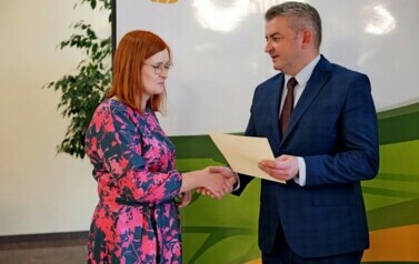 Nagrody W&oacute;jta Gminy Sanok z&nbsp;okazji Dnia Edukacji Narodowej 2024 wręczone 15