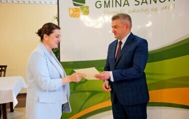 Nagrody W&oacute;jta Gminy Sanok z&nbsp;okazji Dnia Edukacji Narodowej 2024 wręczone 17