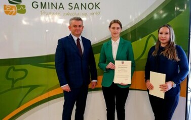 Nagrody W&oacute;jta Gminy Sanok z&nbsp;okazji Dnia Edukacji Narodowej 2024 wręczone 18