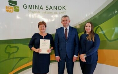 Nagrody W&oacute;jta Gminy Sanok z&nbsp;okazji Dnia Edukacji Narodowej 2024 wręczone 26