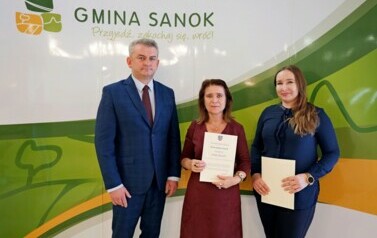Nagrody W&oacute;jta Gminy Sanok z&nbsp;okazji Dnia Edukacji Narodowej 2024 wręczone 27
