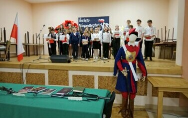 Obchody Święta Niepodległości w Pisarowcach - Szkoła Podstawowa pamięta! 6