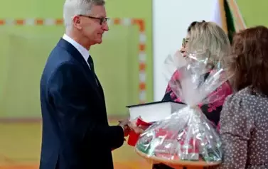 "Każdy koniec jest nowym początkiem" - uroczyste pożegnanie Andrzej Cecuły dyrektora Szkoły Podstawowej w Strachocinie z okazji przejścia na emeryturę 25