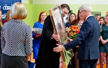"Każdy koniec jest nowym początkiem" - uroczyste pożegnanie Andrzej Cecuły dyrektora Szkoły Podstawowej w Strachocinie z okazji przejścia na emeryturę 42