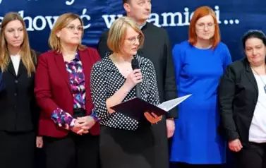 "Każdy koniec jest nowym początkiem" - uroczyste pożegnanie Andrzej Cecuły dyrektora Szkoły Podstawowej w Strachocinie z okazji przejścia na emeryturę 45