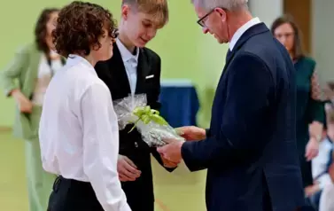 "Każdy koniec jest nowym początkiem" - uroczyste pożegnanie Andrzej Cecuły dyrektora Szkoły Podstawowej w Strachocinie z okazji przejścia na emeryturę 46