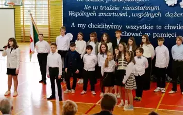 "Każdy koniec jest nowym początkiem" - uroczyste pożegnanie Andrzej Cecuły dyrektora Szkoły Podstawowej w Strachocinie z okazji przejścia na emeryturę 52