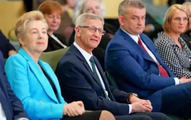 "Każdy koniec jest nowym początkiem" - uroczyste pożegnanie Andrzej Cecuły dyrektora Szkoły Podstawowej w Strachocinie z okazji przejścia na emeryturę 54