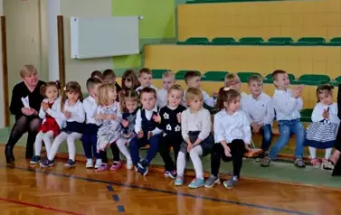 "Każdy koniec jest nowym początkiem" - uroczyste pożegnanie Andrzej Cecuły dyrektora Szkoły Podstawowej w Strachocinie z okazji przejścia na emeryturę 61