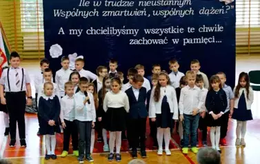 "Każdy koniec jest nowym początkiem" - uroczyste pożegnanie Andrzej Cecuły dyrektora Szkoły Podstawowej w Strachocinie z okazji przejścia na emeryturę 72