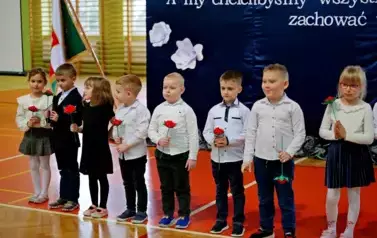"Każdy koniec jest nowym początkiem" - uroczyste pożegnanie Andrzej Cecuły dyrektora Szkoły Podstawowej w Strachocinie z okazji przejścia na emeryturę 75