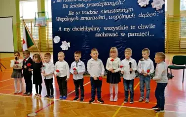 "Każdy koniec jest nowym początkiem" - uroczyste pożegnanie Andrzej Cecuły dyrektora Szkoły Podstawowej w Strachocinie z okazji przejścia na emeryturę 76
