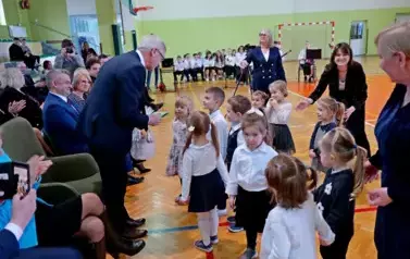 "Każdy koniec jest nowym początkiem" - uroczyste pożegnanie Andrzej Cecuły dyrektora Szkoły Podstawowej w Strachocinie z okazji przejścia na emeryturę 78